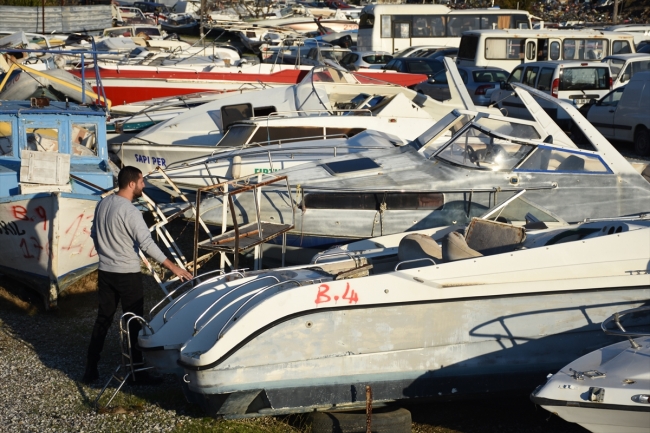 "Umuda yolculuk"ta kullanılan tekneler otoparkı doldurdu